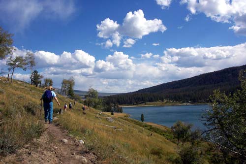 Hiking along Green River Lake