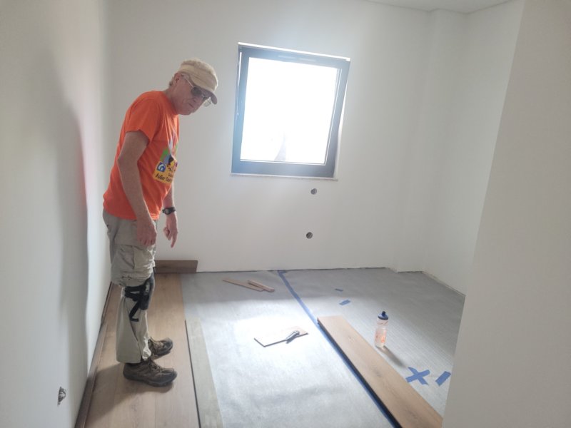 davelayinglaminateflooring.jpg