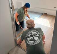 dianeanddavelayinglaminateflooring_small.jpg